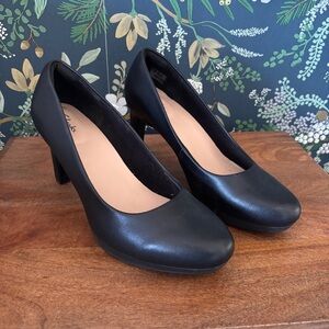 Clarks Classic wide Width Black Heel